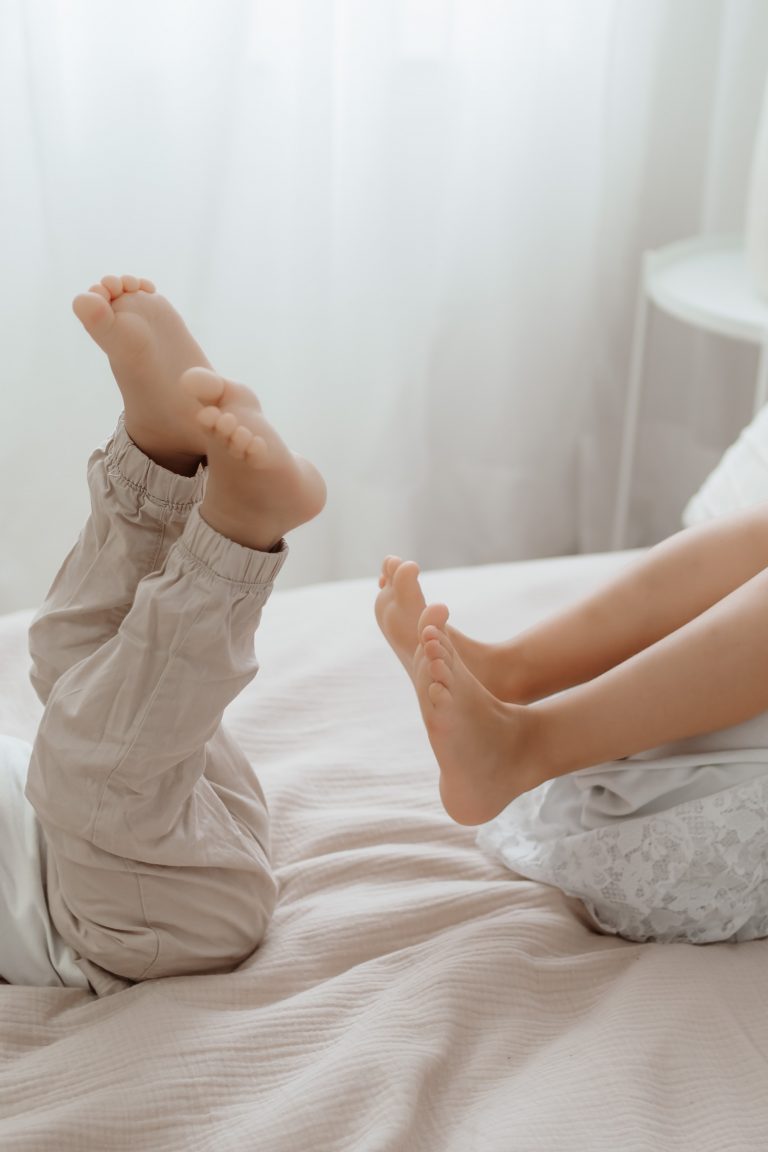 Kinderfüße auf einem Bett bei einem Familienshooting – natürliche Familienfotografie in Singen und Waldshut-Tiengen
